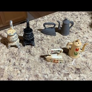 Cast iron mini salt &pepper shakers